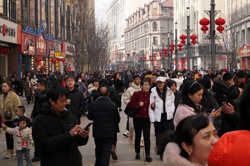 &copy; Reuters. Foto de archivo: Una calle comercial peatonal llena de gente el primer día del Año Nuevo Lunar del Dragón, en Shanghái, China, el 10 de febrero de 2024. REUTERS/Nicoco Chan/Foto de archivo