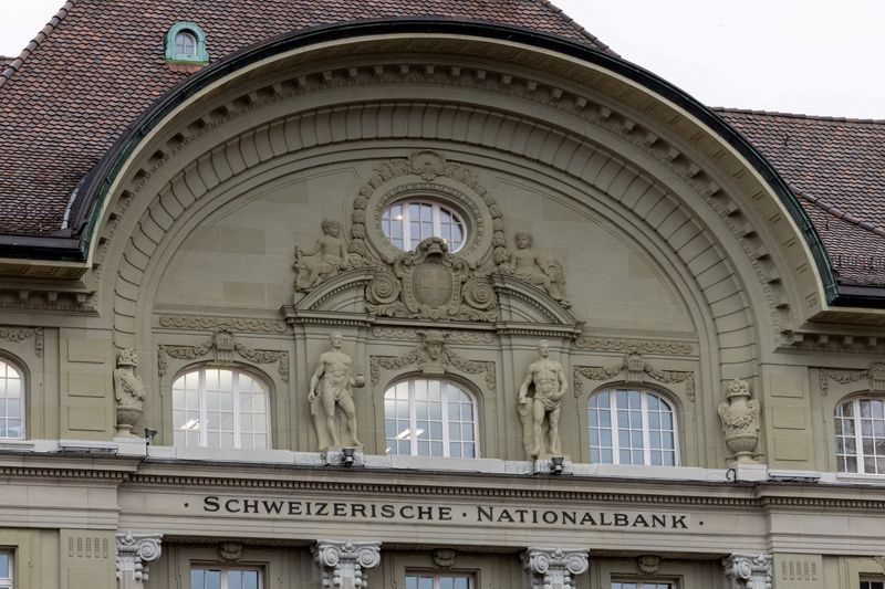 &copy; Reuters. 　３月１８日、スイスの産業界はスイス国立銀行（中央銀行）に対し、インフレ抑制だけでなく、スイスフラン高対策も進めるべきだと主張した。写真はスイス中銀。昨年１２月、ベルンで