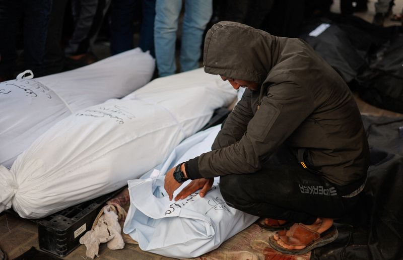 &copy; Reuters. رجل يبكي بجوار جثث فلسطينيين قتلوا في غارات إسرائيلية بمستشفى أبو يوسف النجار في رفح جنوبي قطاع غزة يوم 12 فبراير شباط 2024. تصوير: محمد سالم - ر