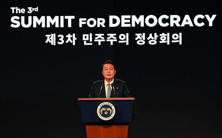 © Reuters. ３月１８日、韓国で民主主義サミットが始まった。同国の尹錫悦大統領は開幕のあいさつで、ＡＩやデジタル技術に基づくフェイクニュースや偽情報が個人の自由や人権を侵害するだけでなく、民主主義体制を脅かす恐れがあると指摘した。代表撮影（２０２４年　ロイター）