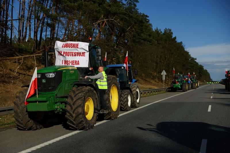 &copy; Reuters. Polish farmers block the A2 motorway to protest over price pressures, taxes and green regulation, grievances shared by farmers across Europe, and against the import of agricultural produce and food products from Ukraine, close to the Polish-German border,