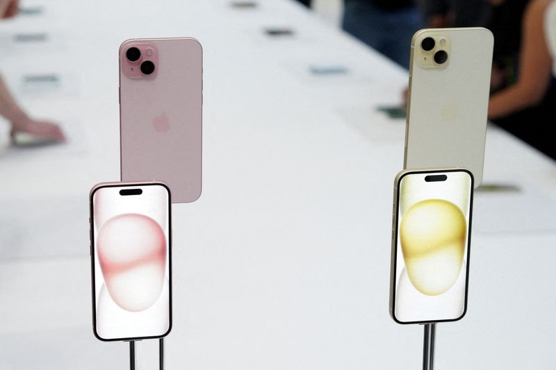 &copy; Reuters. FILE PHOTO: iPhone 15 and iPhone 15 Plus are displayed during the 'Wonderlust' event at the company's headquarters in Cupertino, California, U.S. September 12, 2023. REUTERS/Loren Elliott/File Photo