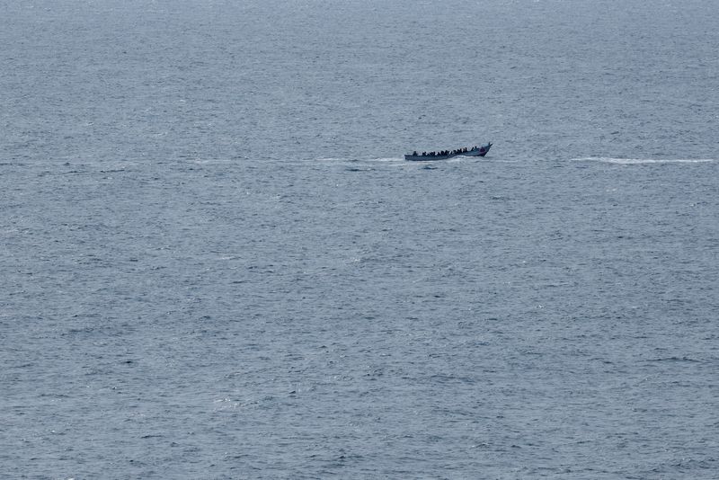 &copy; Reuters. FOTO DE ARCHIVO. Un barco con migrantes navega al sur de la isla de Gran Canaria, España. 3 de febrero de 2024. REUTERS/Borja Suárez