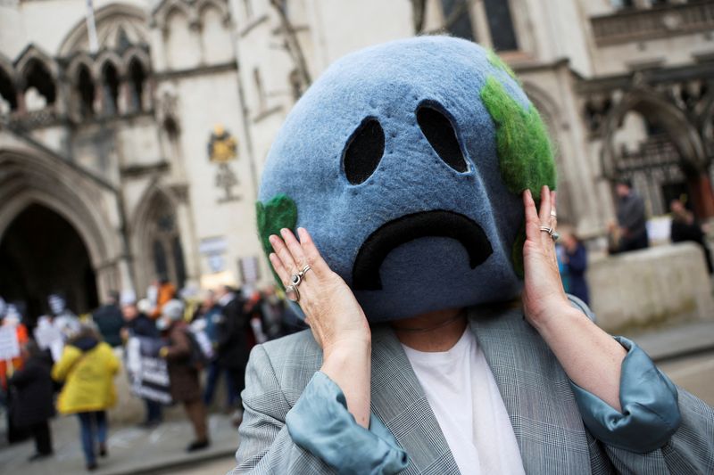 &copy; Reuters. FILE PHOTO: A climate activist demonstrates outside the high court in London, Britain, February 20, 2024. REUTERS/Isabel Infantes/File Photo