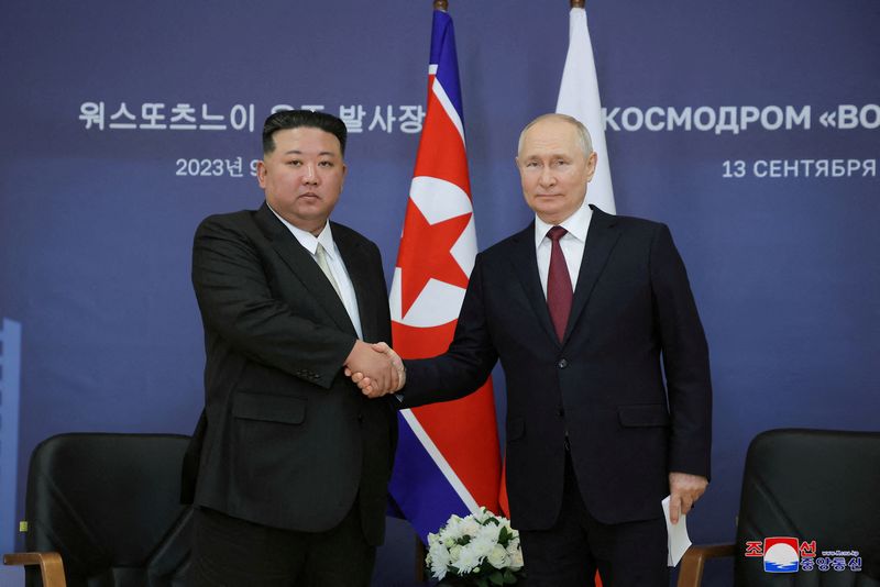 &copy; Reuters. Il presidente russo Vladimir Putin e il leader nordcoreano Kim Jong Un partecipano a un incontro presso l'osmodromo di Vostochny, nell'estrema regione orientale dell'Amur, in Russia, il 13 settembre 2023. REUTERS/Korean Central News Agency