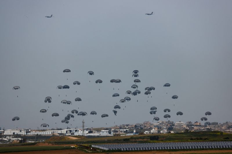 &copy; Reuters. Imagen de archivo de ayuda humanitaria cayendo en paracaídas sobre la Franja de Gaza, visto desde la frontera de Israel. 17 marzo 2024. REUTERS/Amir Cohen