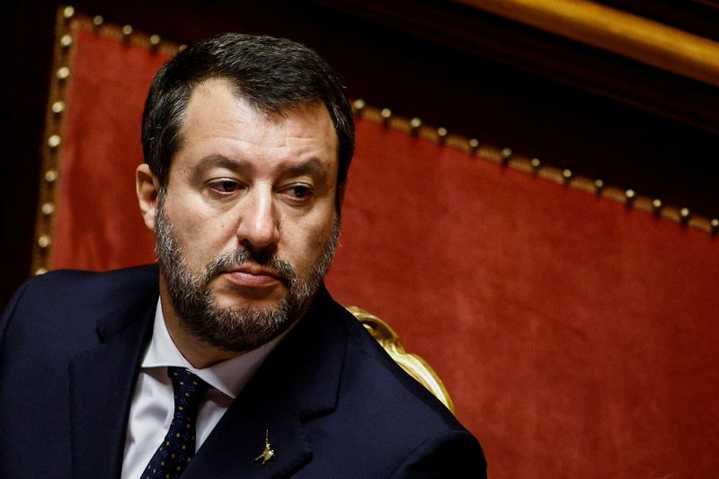 &copy; Reuters. Il ministro delle Infrastrutture Matteo Salvini assiste alla seduta del Parlamento in vista del voto di fiducia per il nuovo governo, a Roma, 26 ottobre 2022. REUTERS/Guglielmo Mangiapane