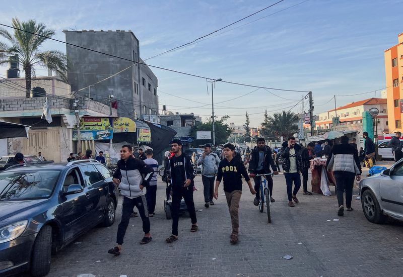 &copy; Reuters. فلسطينيون يسيرون في أحد شوارع خان يونس بجنوب قطاع غزة يوم 24 نوفمبر تشرين الثاني 2023. تصوير: محمد سالم - رويترز