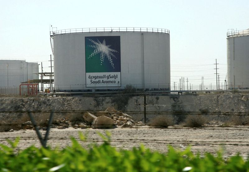 &copy; Reuters. FOTO DE ARCHIVO. Tanques de petróleo vistos en la sede de Saudi Aramco durante una gira de prensa en la ciudad de Damam el 11 de noviembre de 2007.  REUTERS/ Ali Jarekji