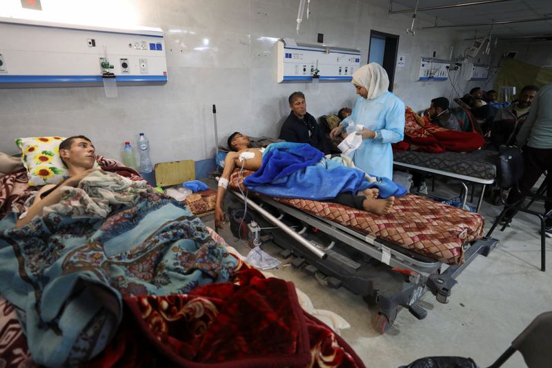 &copy; Reuters. FOTO DE ARCHIVO. Los palestinos que resultaron heridos por el fuego israelí mientras esperaban ayuda, según funcionarios de salud, yacen en camas en el hospital Al Shifa, en medio del conflicto en curso entre Israel y Hamás, en la ciudad de Gaza, el 1 