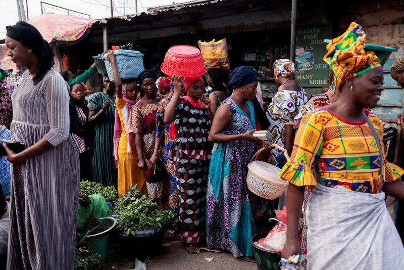 &copy; Reuters. Photo d'archives d'un marché à Banjul, en Gambie. /Photo prise le 3 décembre 2021/REUTERS/Zohra Bensemra