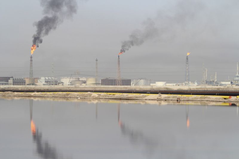 &copy; Reuters. Une vue générale d'un lac de pétrole à la raffinerie de pétrole Al-Sheiba dans la ville de Basra, dans le sud de l'Irak. /Photo prise le 26 janvier 2016/REUTERS/Essam Al-Sudani
