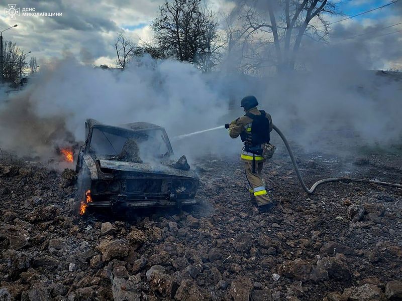&copy; Reuters. FOTO DE ARCHIVO. Un bombero apaga el fuego en un automóvil destruido durante un ataque con misiles rusos, en medio del ataque de Rusia a Ucrania, en Mikoláiv, Ucrania. 17 de marzo de 2024. Servicio de prensa del Servicio Estatal de Emergencias de Ucrani
