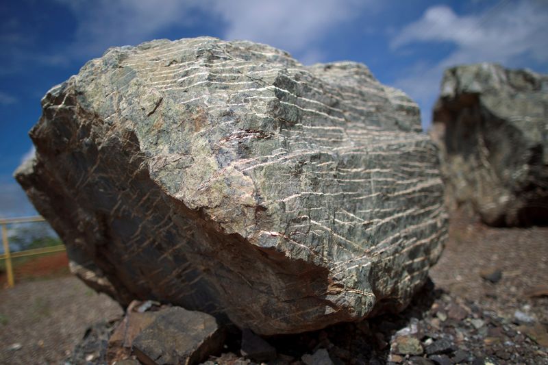 &copy; Reuters. FILE PHOTO: A boulder containing chrysotile, or white asbestos, lies at the Cana Brava mine in Minacu, northern Goias State, January 18, 2013. REUTERS/Ueslei Marcelino/File Photo