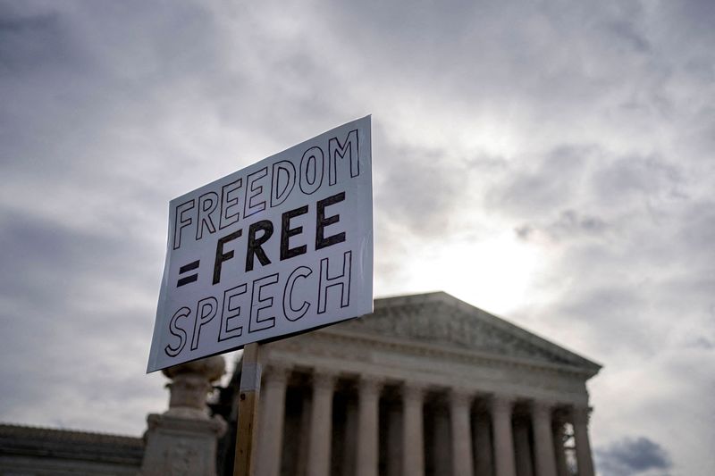 © Reuters. Demonstrators, led by anti-vaccine activists, rally outside the U.S. Supreme Court as justices hear arguments in an appeal by President Joe Biden's administration of restrictions imposed by lower courts on its ability to encourage social media companies to remove content deemed misinformation, in Washington, U.S., March 18, 2024. REUTERS/Bonnie Cash