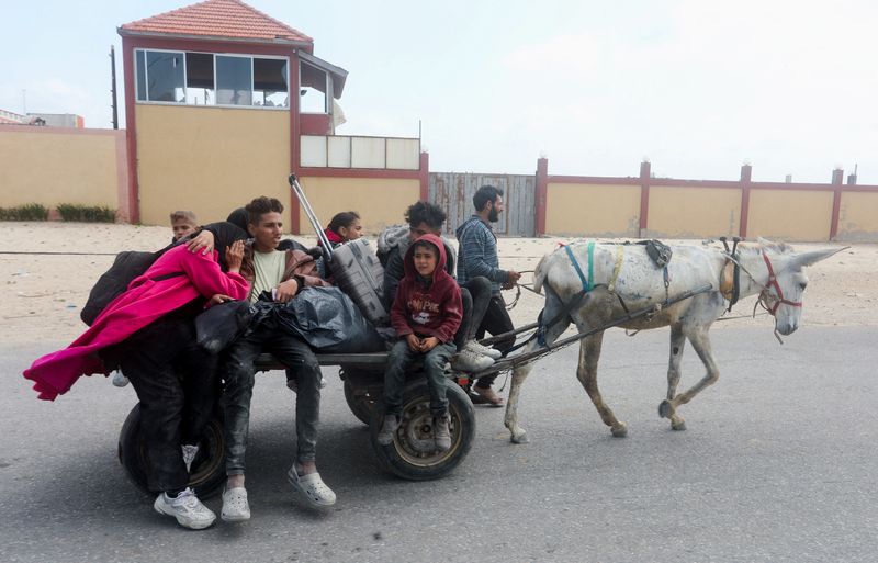 &copy; Reuters. Des Palestiniens fuyant le nord de Gaza après un raid des troupes israéliennes sur l'hôpital al-Chifa, dans le centre de la bande de Gaza. /Photo prise le 18 mars 2024/REUTERS/Ramadan Abed