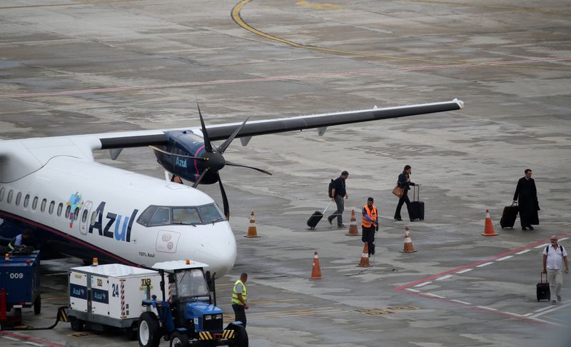 &copy; Reuters. FOTO DE ARCHIVO. Un avión de la aerolínea brasileña Azul permanece en la pista del aeropuerto Santos Dumont en Río de Janeiro, Brasil. 21 de marzo de 2019. REUTERS/Sergio Morães