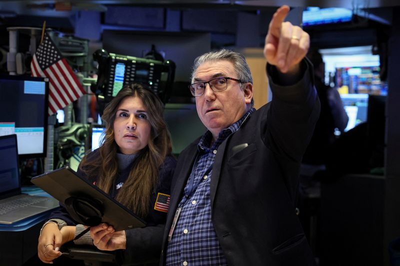 &copy; Reuters. Deux traders à la Bourse de New York. /Photo prise le 28 février 2024/REUTERS/Brendan McDermid
