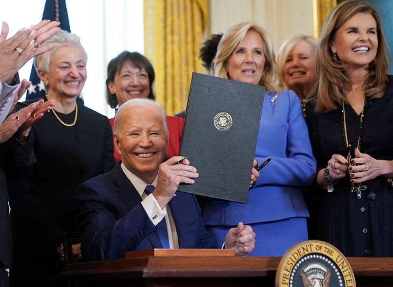 © Reuters. La primera dama Jill Biden y Maria Shriver sonríen después de que el presidente de EE.UU. Joe Biden firmara una orden ejecutiva para ampliar y mejorar la investigación sobre la salud de la mujer durante una recepción del Mes de la Historia de la Mujer en la Casa Blanca en Washington, EE.UU., 18 de marzo de 2024.  REUTERS/Kevin Lamarque 