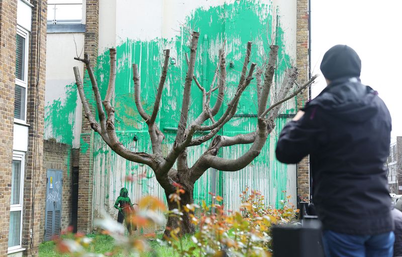 &copy; Reuters. People view a new mural attributed to the British artist Banksy in north London, Britain, March 18, 2024. REUTERS/Toby Melville
