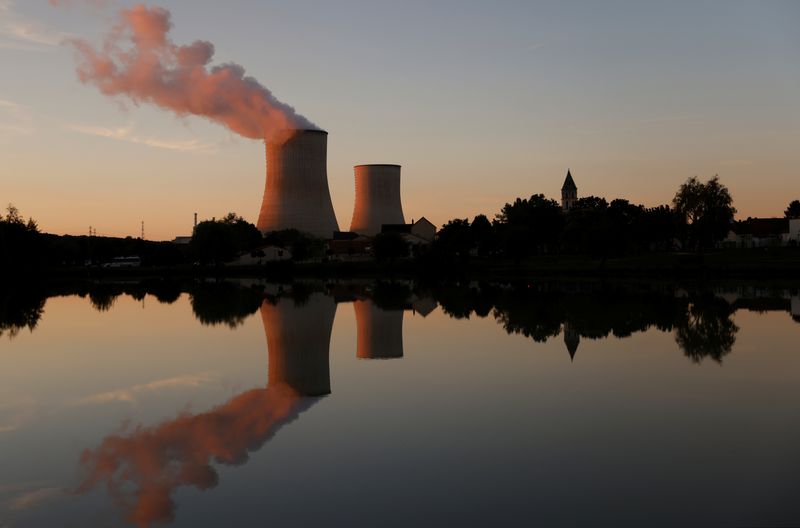 &copy; Reuters. Vue d'une tour de refroidissement de la centrale nucléaire d'Électricité de France (EDF) à Civaux, en France. /Photo prise le 8 octobre 2021/REUTERS/Stéphane Mahé