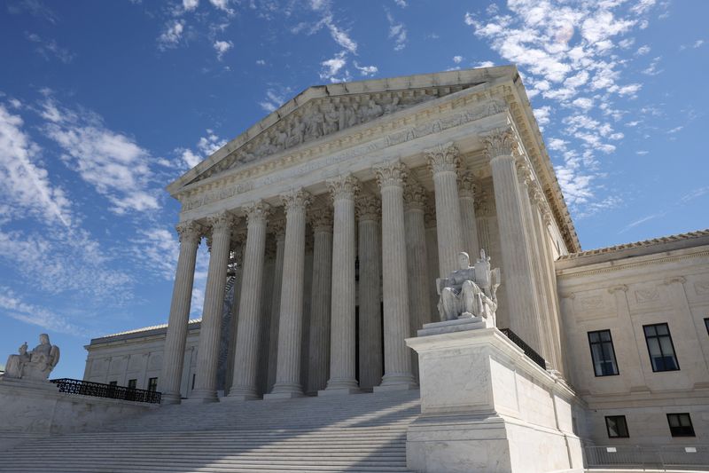 &copy; Reuters. FILE PHOTO: The U.S. Supreme Court building is seen on the day that Justices Clarence Thomas and Samuel Alito released their delayed financial disclosure reports and the reports were made public in Washington, U.S., August 31, 2023. REUTERS/Kevin Wurm/Fil