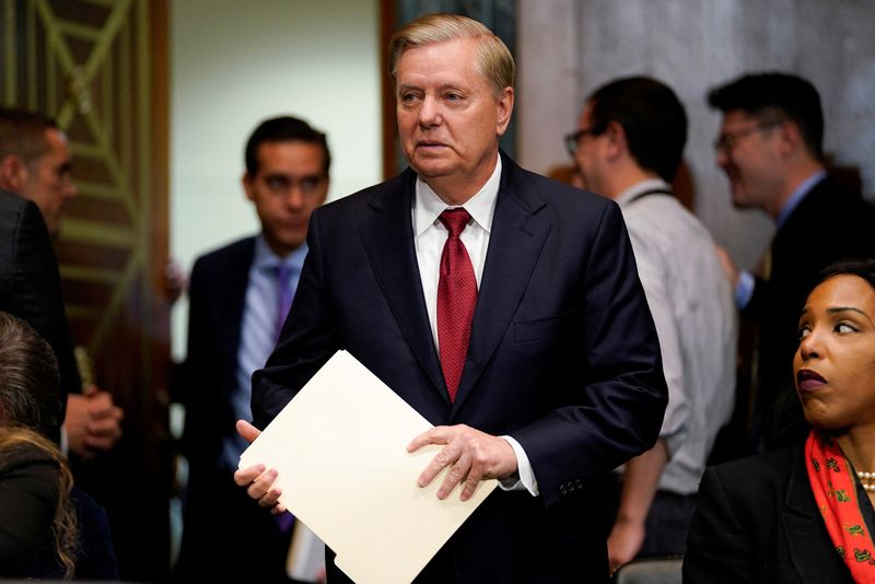 © Reuters. FILE PHOTO: Sen. Lindsay Graham (R-SC) arrives ahead of U.S. Attorney General William Barr testifying before a Senate Judiciary Committee hearing entitled 