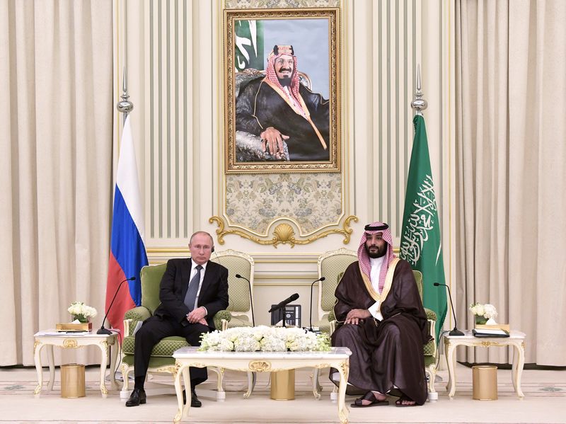 &copy; Reuters. ولي العهد السعودي الأمير محمد بن سلمان والرئيس الروسي فلاديمير بوتين خلال اجتماع في الرياض في صورة من أرشيف رويترز.