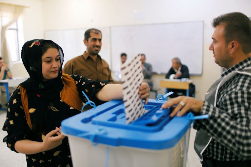 &copy; Reuters. امرأة تدلى بصوتها في مركز للانتخابات البرلمانية في إربيل بالعراق في صورة من أرشيف رويترز.