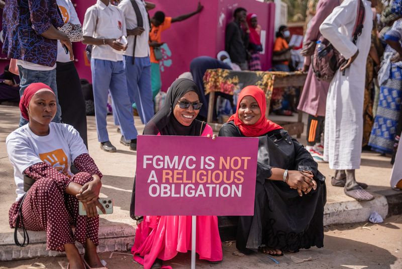 © Reuters. Gambianas protestam contra projeto de lei que visa descriminalizar a mutilação genital feminina enquanto Parlamento debate projeto em Banjul
18/03/2024
REUTERS/Malick Njie