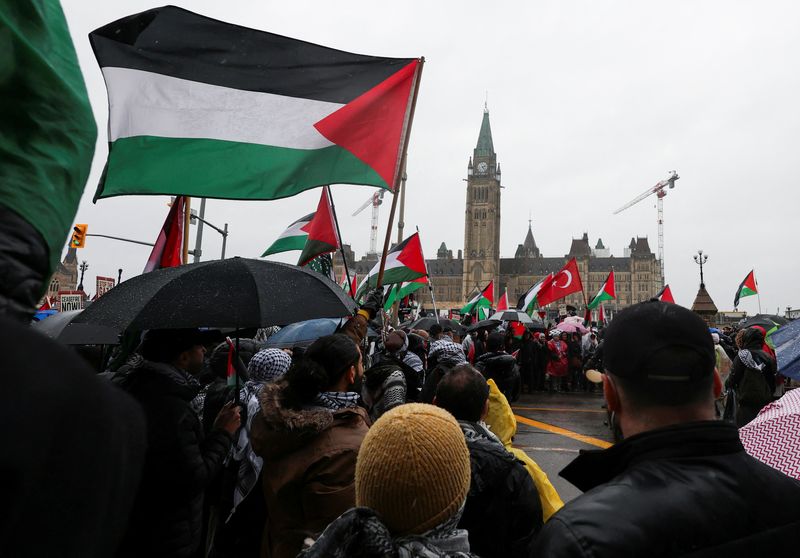 &copy; Reuters. محتجون رافعون أعلاما فلسطينية يطالبون بوقف إطلاق النار في قطاع غزة أمام مقر البرلمان الكندي في أوتاوا بكندا في التاسع من مارس آذار 2024. تصوير
