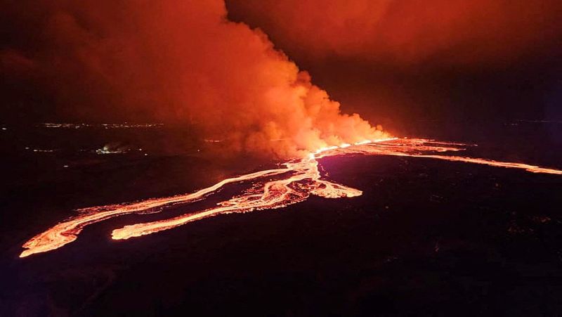 &copy; Reuters. ثوران بركان بالقرب من بلدة جريندافيك في أيسلندا في يوم 16 مارس آذار 2024 . صورة حصلت عليها رويترز من إدارة السلامة العامة بالشرطة الوطنية في أيس