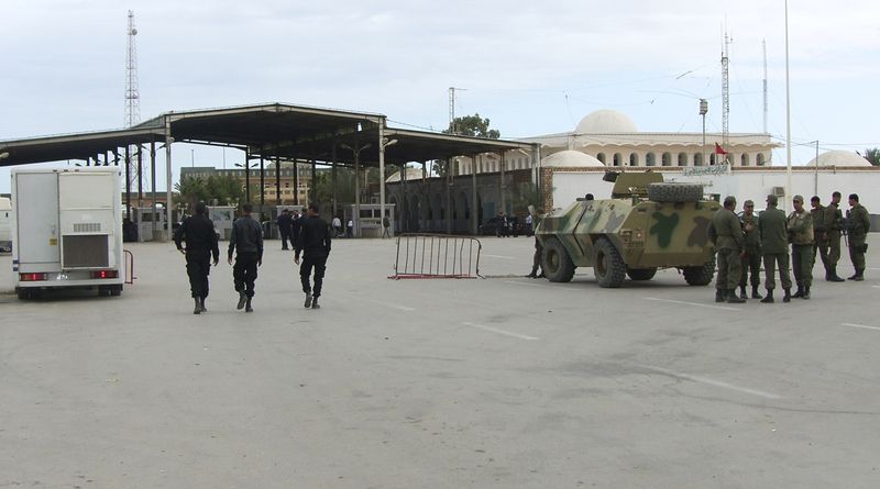© Reuters. جنود تونسيون يحرسون معبر رأس جدير الحدودي مع ليبيا في جنوب تونس بصورة من أرشيف رويترز . 