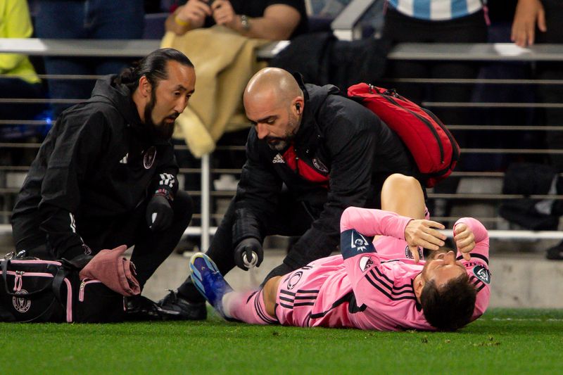 &copy; Reuters. アルゼンチン・サッカー協会は１８日、同国代表主将リオネル・メッシがハムストリング負傷のため今月に米国で行われる国際親善試合を欠場すると発表した。米テネシー州ナッシュビルで