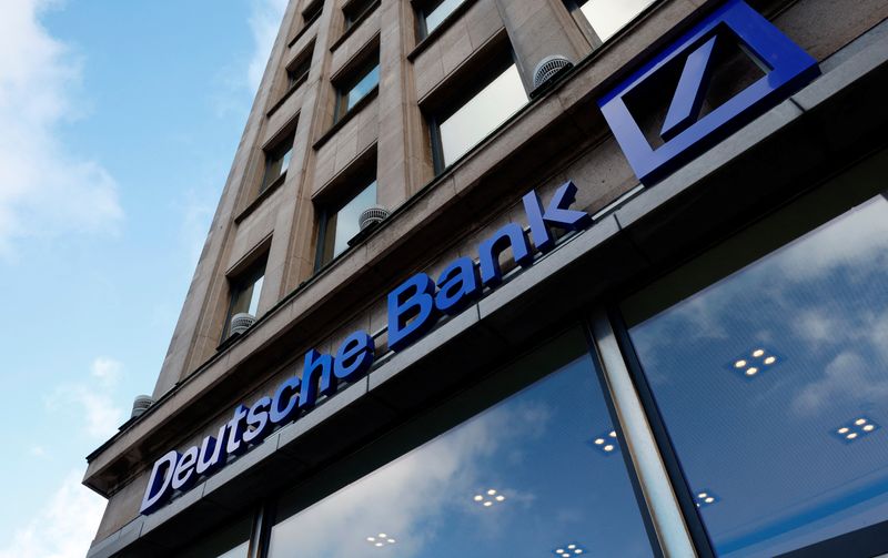 &copy; Reuters. 　３月１８日、ドイツの連邦金融監督庁（ＢａＦｉｎ）は、ドイツ銀行に５万ユーロ（５万４３４０ドル）の制裁金を科したと発表した。写真はドイツ銀行のロゴ。ベルギーのブリュッセル