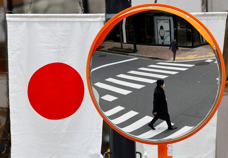 © Reuters. Pedestrians are reflected on a curved mirror next to Japan’s national flag in a shopping district in Tokyo, Japan March 19, 2024. REUTERS/Kim Kyung-Hoon