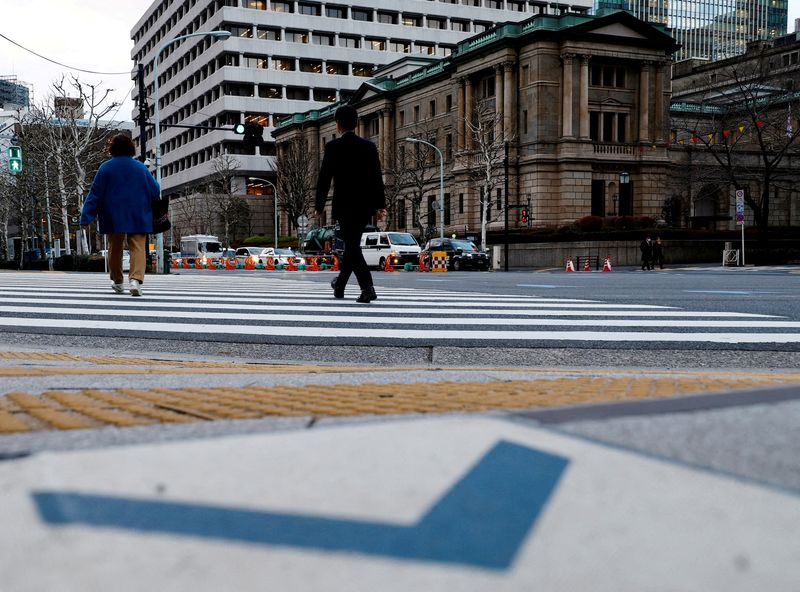 &copy; Reuters. أشخاص يسيرون أمام مقر بنك اليابان (المركزي) في طوكيو في يوم 23 يناير كانون الثاني 2024 . تصوير: كيم هيونج- هوون - رويترز   