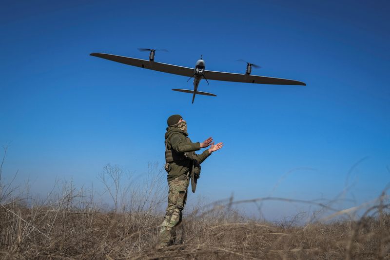 &copy; Reuters. ウクライナ軍のシルスキー総司令官は１８日、数で勝るロシア軍に対しウクライナが優位に立つには無人機（ドローン）の開発が重要だと述べた。写真は３月１２日、バフムート近郊で撮影