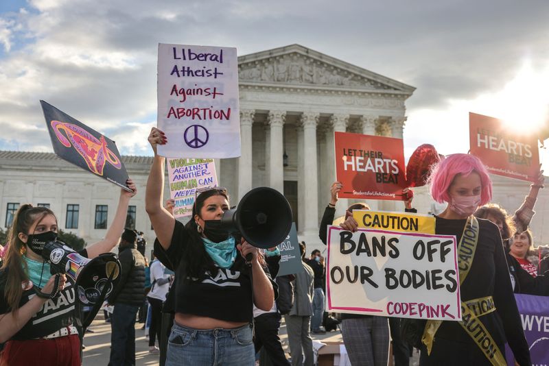 © Reuters. FILE PHOTO: Pro-choice and anti-abortion both demonstrate outside the United States Supreme Court as the court hears arguments over a challenge to a Texas law that bans abortion after six weeks in Washington, U.S., November 1, 2021. REUTERS/Evelyn Hockstein/File Photo