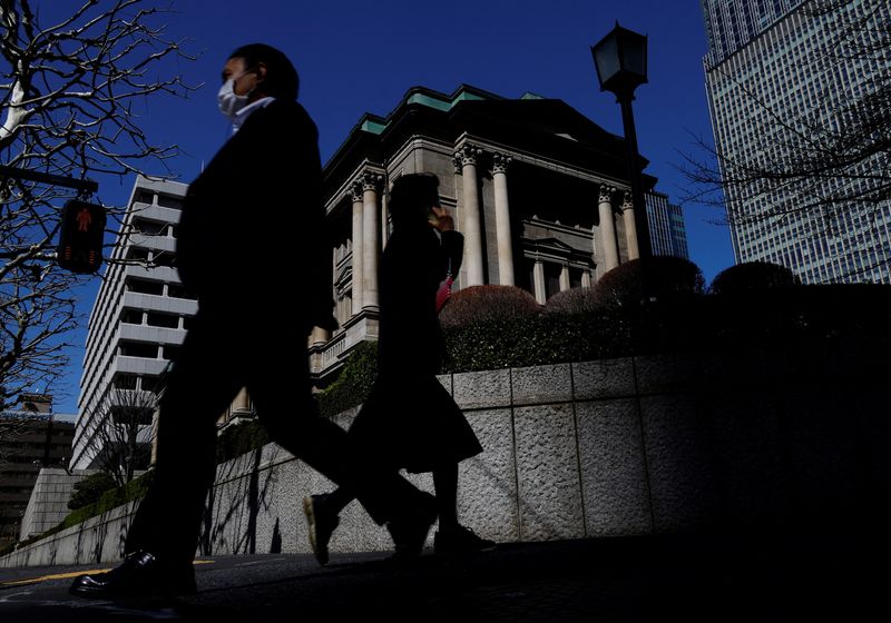 &copy; Reuters. Des piétons passent devant le bâtiment de la Banque du Japon à Tokyo. /Photo prise le 18 mars 2024. /REUTERS/Kim Kyung-Hoon