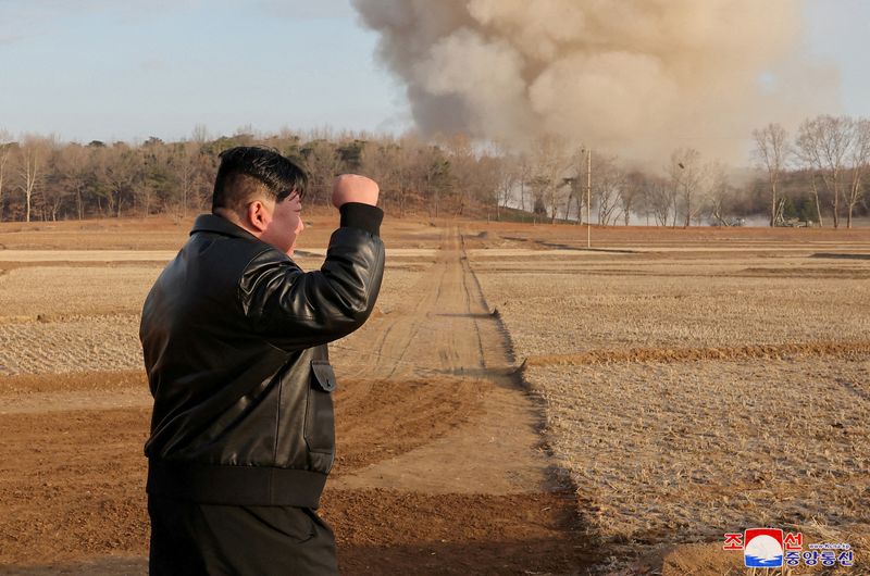 &copy; Reuters. زعيم كوريا الشمالية كيم جونج أون يشرف على تدريبات إطلاق نار لوحدات مدفعية في كوريا الشمالية في صورة نشرت يوم الثلاثاء. صورة لرويترز من وكالة