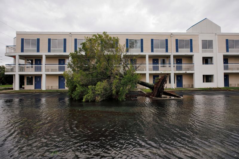 &copy; Reuters. 　米東海岸のノースカロライナ州ニューハノーバー郡に、大西洋の沿岸からほど近い場所に新たに完成した建物群がある。写真はハリケーン「ドリアン」の直撃後、冠水したホテルの駐車場