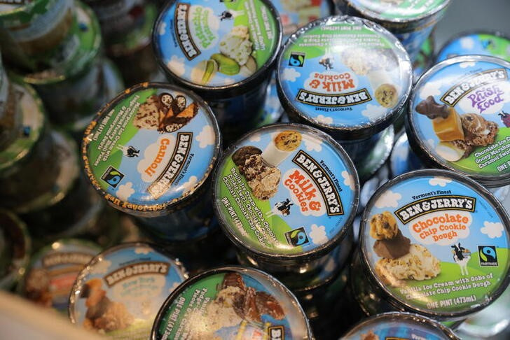 © Reuters. Ben & Jerry's, a brand of Unilever, is seen on display in a store in Manhattan, New York City, U.S., March 24, 2022. REUTERS/Andrew Kelly/files