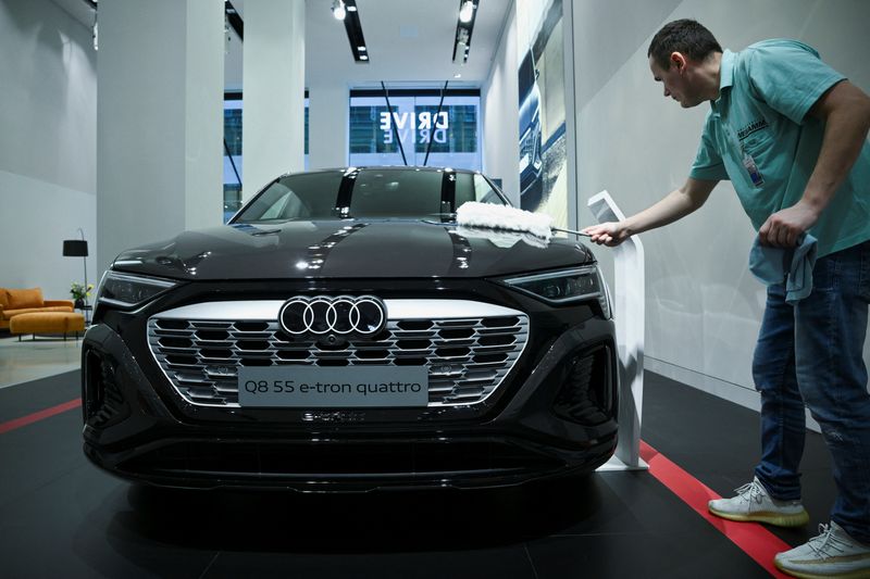 &copy; Reuters. A worker cleans an Audi Q8 55 e-tron quattro EV car, on the day of the annual news conference of the Volkswagen Group at DRIVE.Volkswagen Group Forum, in Berlin, Germany March 14, 2023. REUTERS/Annegret Hilse/File Photo