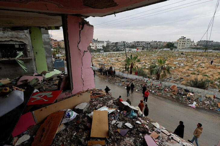 &copy; Reuters. Palestinos inspeccionando el lugar de un ataque israelí contra una casa, en medio del actual conflicto entre Israel y Hamás, en Ráfah, en el sur de la Franja de Gaza. 19 de marzo de 2024. REUTERS/Mohammed Salem     