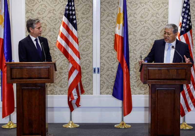 &copy; Reuters. ３月１９日、フィリピンを訪問中のブリンケン米国務長官は、両国の最近の防衛関係強化は「並外れたもの」だとし、今後も関係拡大が続くと述べた。写真右はフィリピンのマナロ外相。代