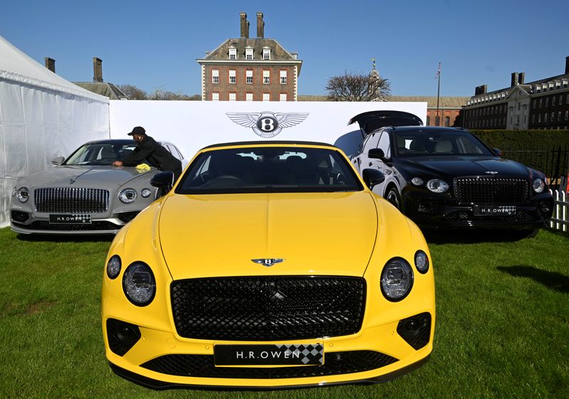 © Reuters. FILE PHOTO: A worker cleans a Bentley car on display at the Salon Prive, a three day automobile event which showcases both new and classic luxury and sports vehicles, at the Royal Chelsea Hospital in London, Britain, April 20, 2023. REUTERS/Toby Melville