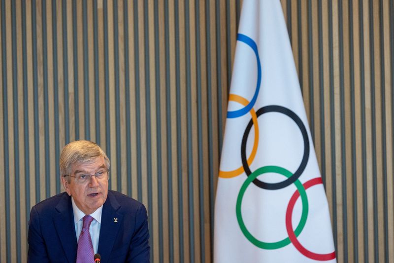 &copy; Reuters. توماس باخ رئيس اللجنة الأولمبية الدولية خلال اجتماع في مقر الأولبمياد بسويسرا يوم الثلاثاء. تصوير: دينيس باليبوس - رويترز.