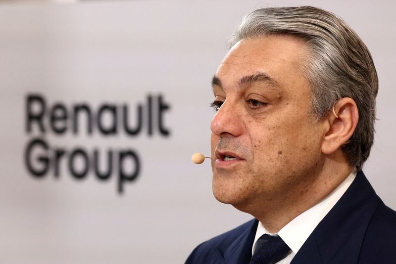 &copy; Reuters. Luca de Meo, directeur général de Renault, s'exprime lors d'une conférence de presse à Boulogne-Billancourt. /Photo prise le 6 décembre 2023/REUTERS/Stephanie Lecocq