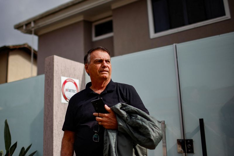&copy; Reuters. FOTO DE ARCHIVO: El expresidente brasileño Jair Bolsonaro se para frente a su casa antes de declarar ante la Policía Federal en Brasilia, Brasil. 22 de febrero de 2024. REUTERS/Adriano Machado/Archivo